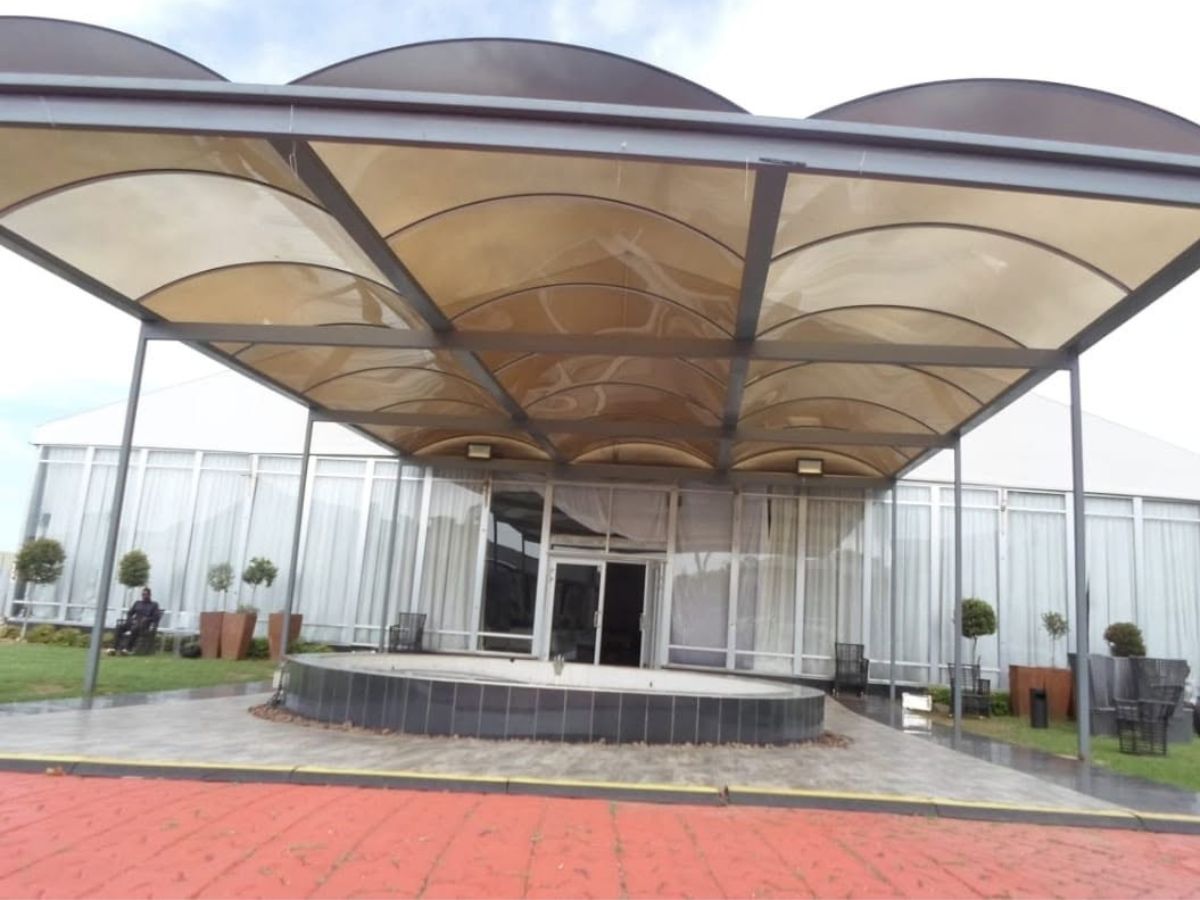 Aluminium sliding door installation